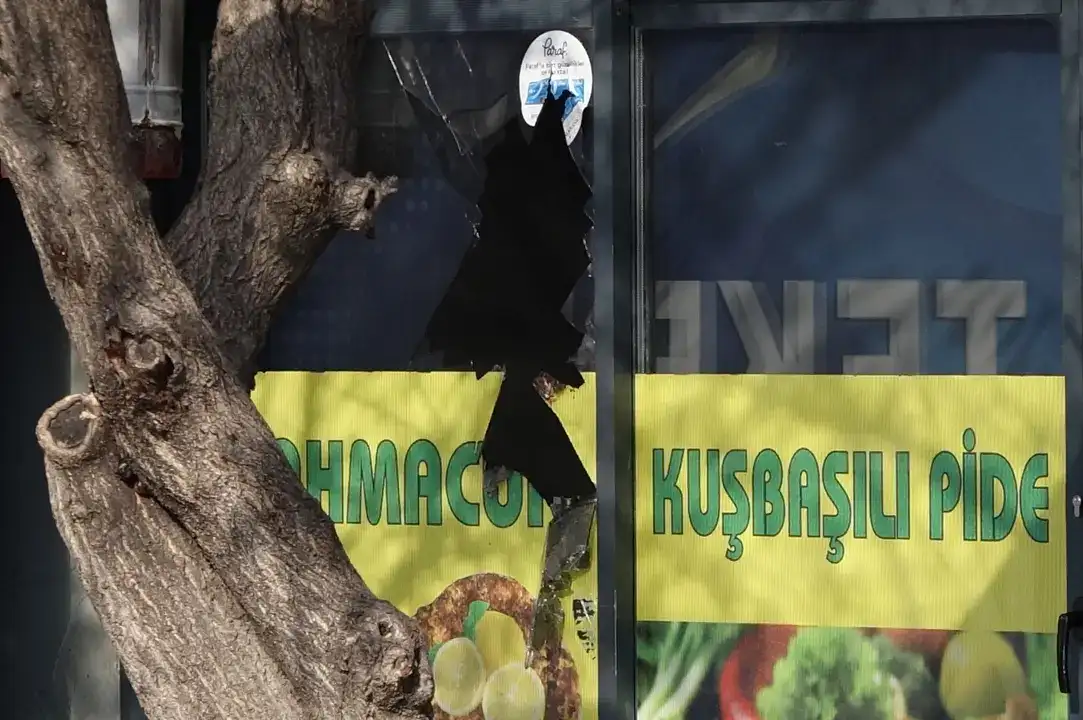 Elinde Satırla Fırını Ateşe Verdi, Dumandan Bayıldı 2